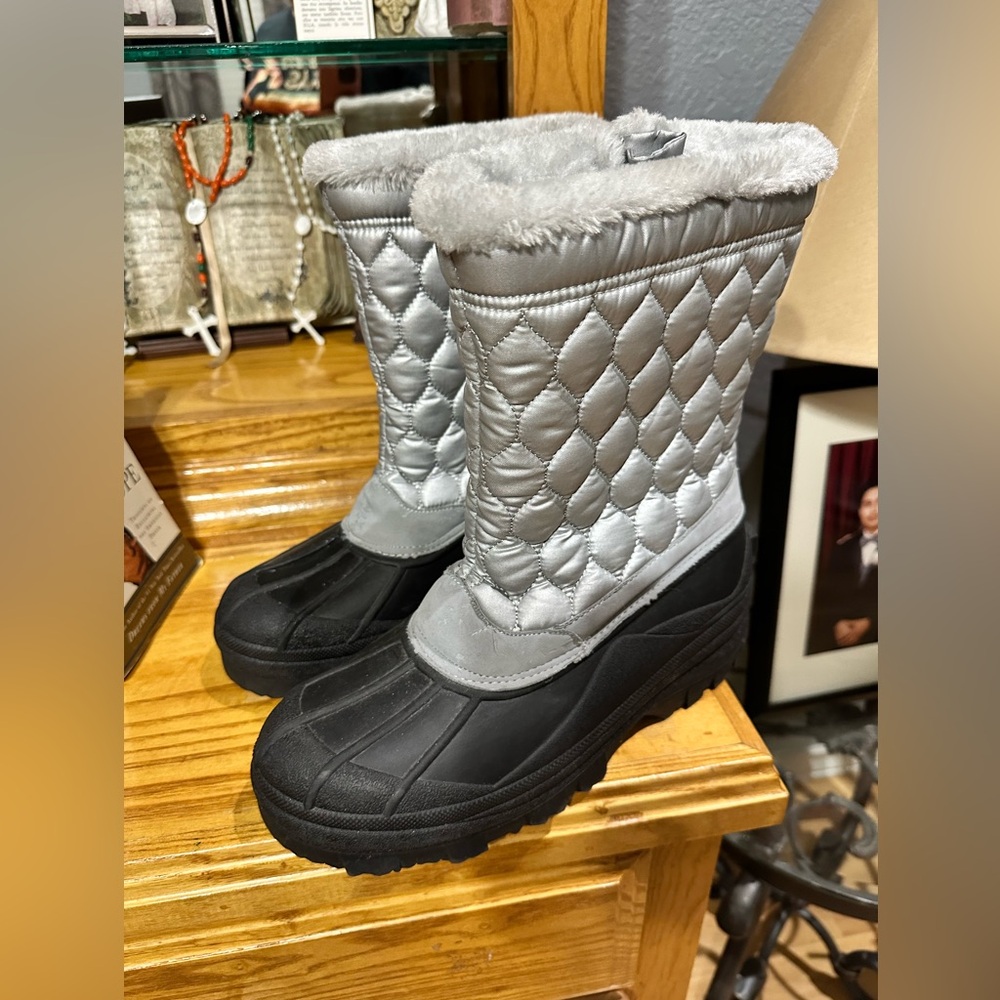 Snow boots size 11